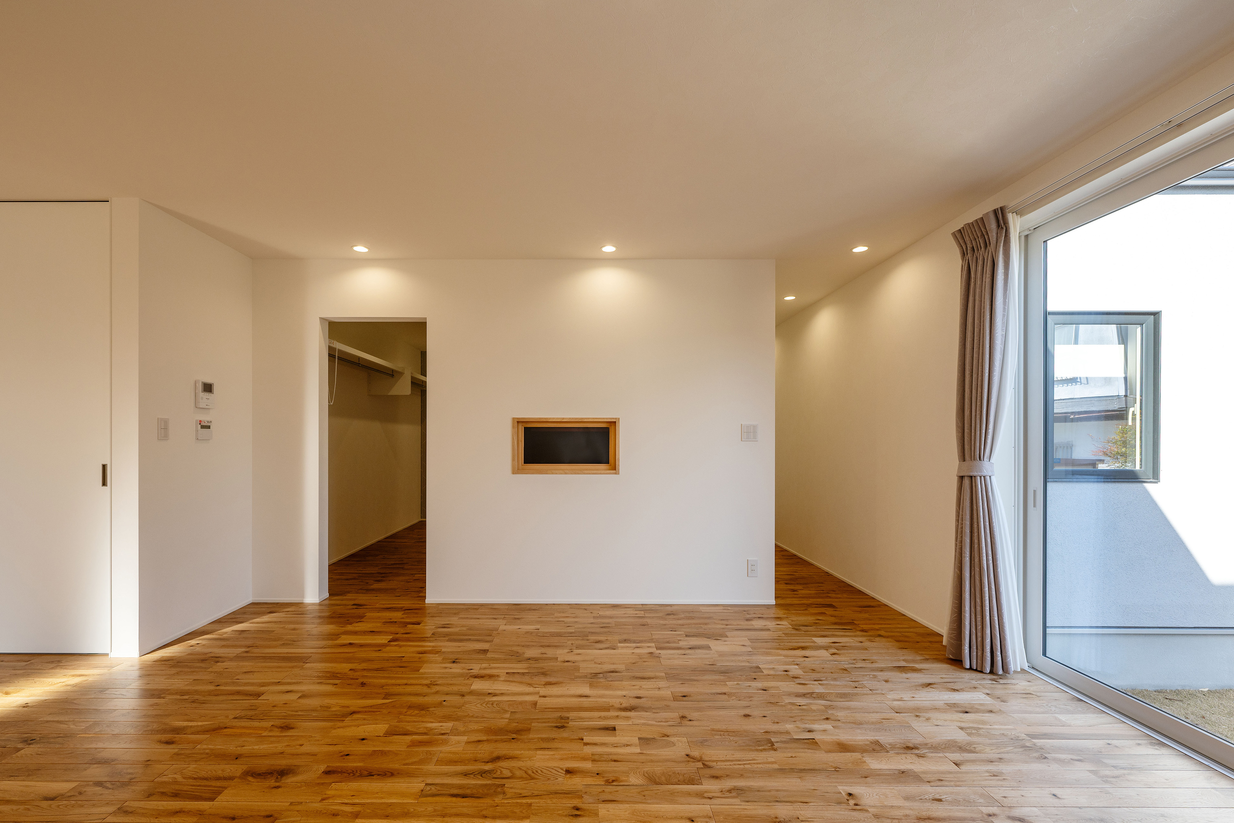 ハウスプラン（R＋house沼津・富士）【間取り、建築家、平屋】LDKへの動線も複数用意し、利便性を向上