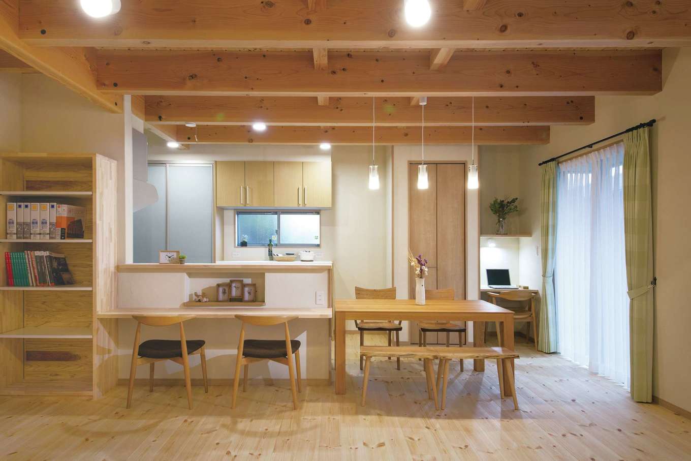 住まいるコーポレーション【デザイン住宅、収納力、自然素材】キッチン正面のカウンターは、ニッチや書棚と一体型なので、軽食をとったり読書をしたりとフレキシブルに活用できる