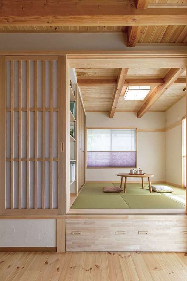 リビングの隣に設けた小上がりの和室。格子の建具は造作のオリジナル。床下には半畳分の引き出しが2つ付いている