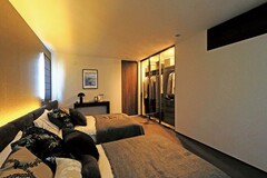 落ち着いた色調でまとめられた寝室が広がる。ベッドサイドに間接照明が施され、リラックスできる空間となっています。大型のクローゼットも完備しています。