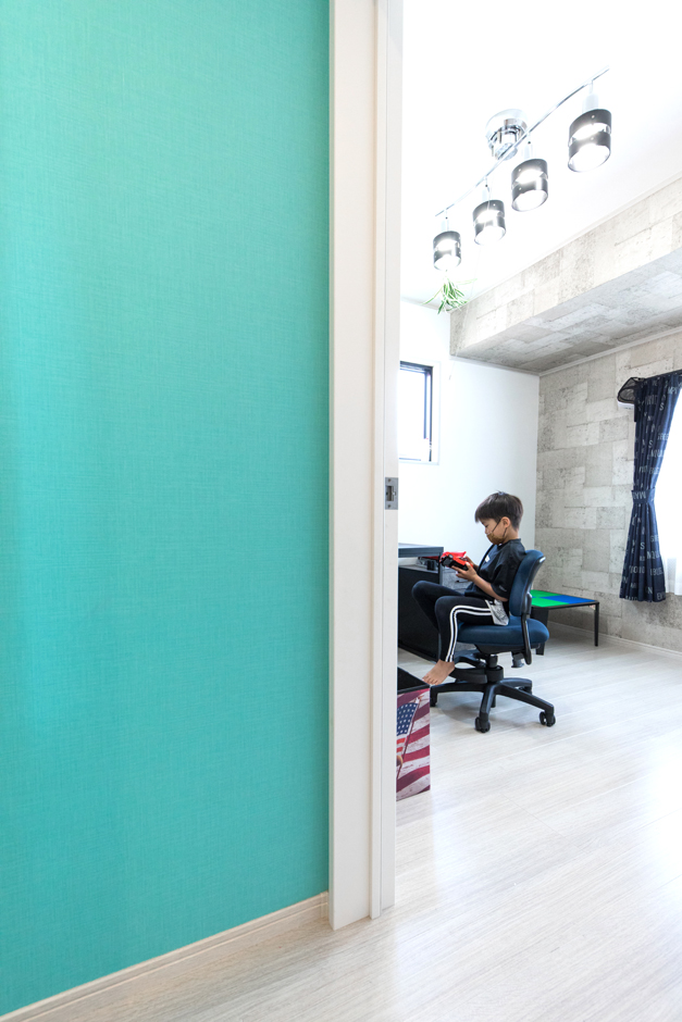 東海ハウス【1000万円台、屋上バルコニー、間取り】2階廊下正面の壁をターコイズブルーに。「完成間近の変更でしたが叶えてもらえて満足」と奥さま