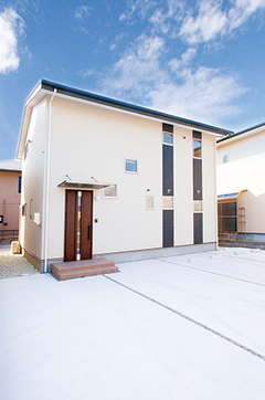 青空に映える外観。紺色の縦のラインが印象的。 千金堂浜松中央店、浜松北店は、『マブチ工業』が運営。創業36年、本当に安心安全でいいものを提供することをモッ トーとしている