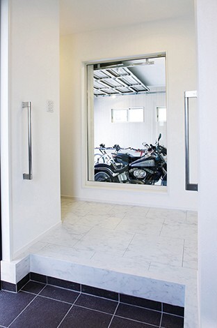 玄関ドアを開けると、いきなりガレージのバイクが目に飛び込んでくる