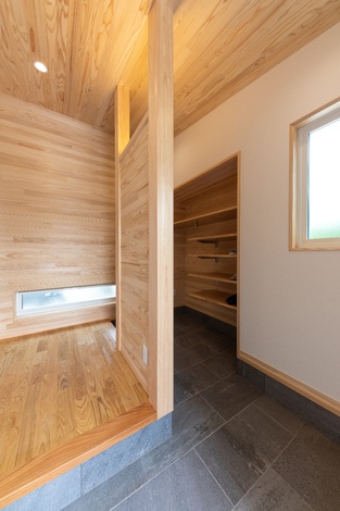 木材をふんだんに使った温かみのあるオープンシューズクローク。機能性とデザイン性を兼ね備えている。