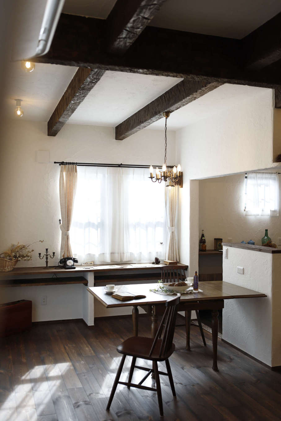 藤田建設（ラフェルム沼津）【デザイン住宅、自然素材、インテリア】ダイニングテーブルはキッチンに横付けして、動線をコンパクトに。窓際にはワークデスクを造作