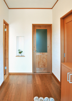 無垢材を基調としたホールには遊び心のあるニッチが出迎えてくれる