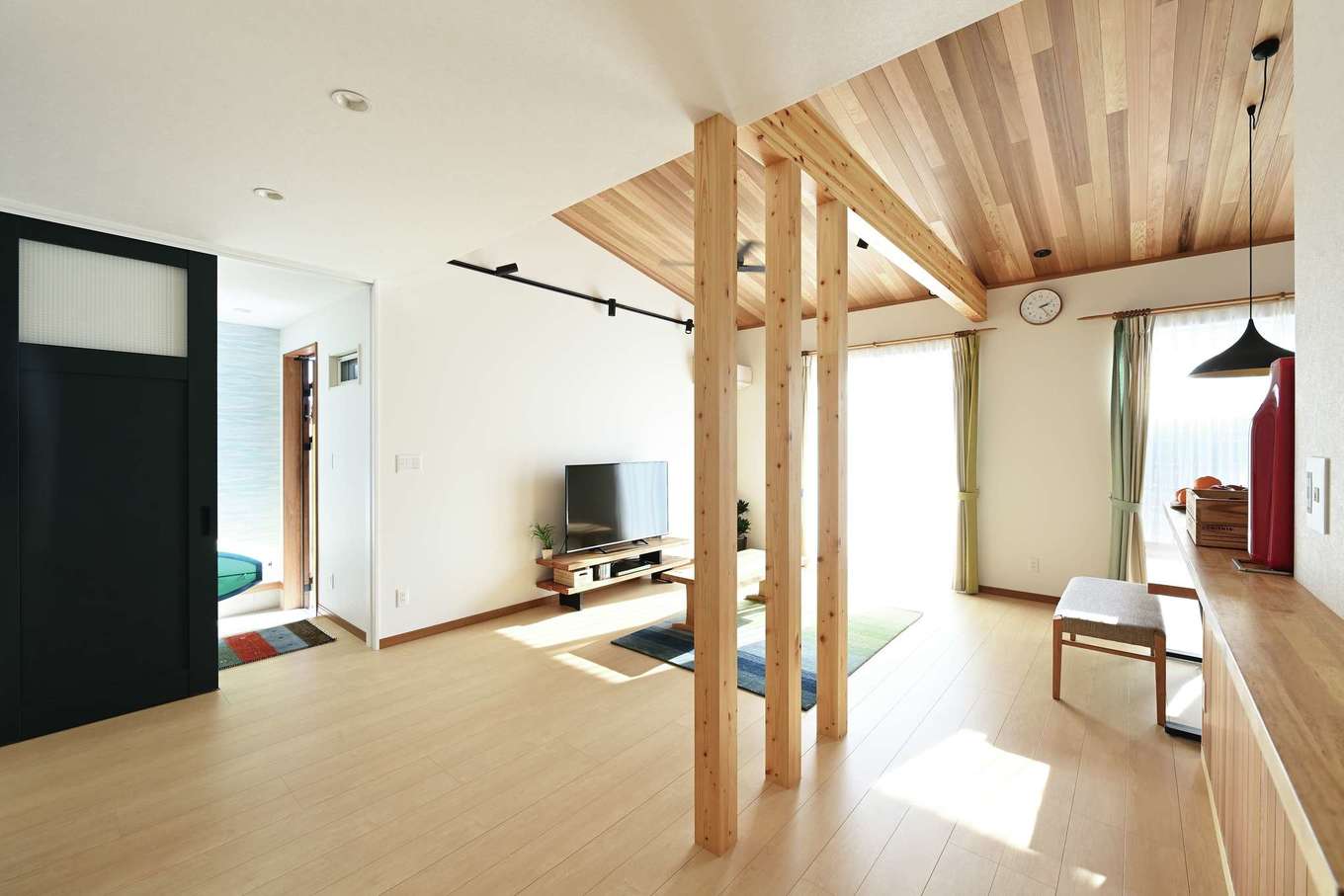 Yamaguchi Design 【デザイン住宅、夫婦で暮らす、平屋】玄関からキッチンが丸見えにならないよう、3本の柱で柔らかく視線を外す