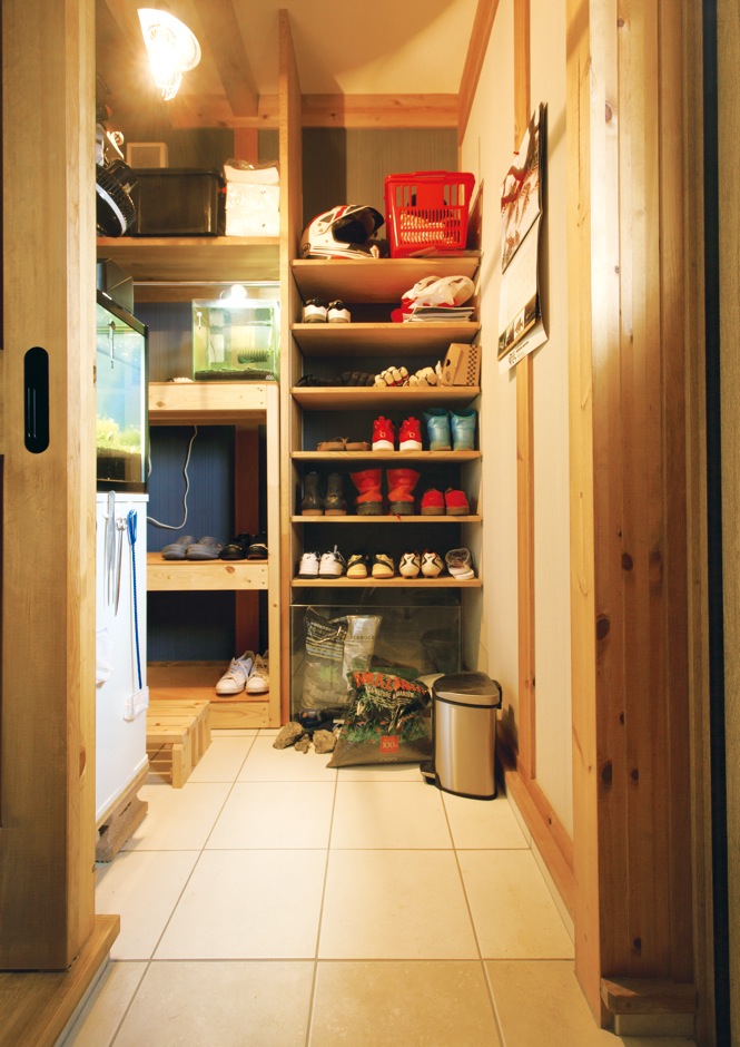 サイエンスホーム【趣味、省エネ、間取り】ご主人が飼育する熱帯魚の一種「レッドビーシュリンプ」のために、シューズクローク内に水場や水槽を配置。壁に穴を開け、玄関ホールからも見えるように設計した。