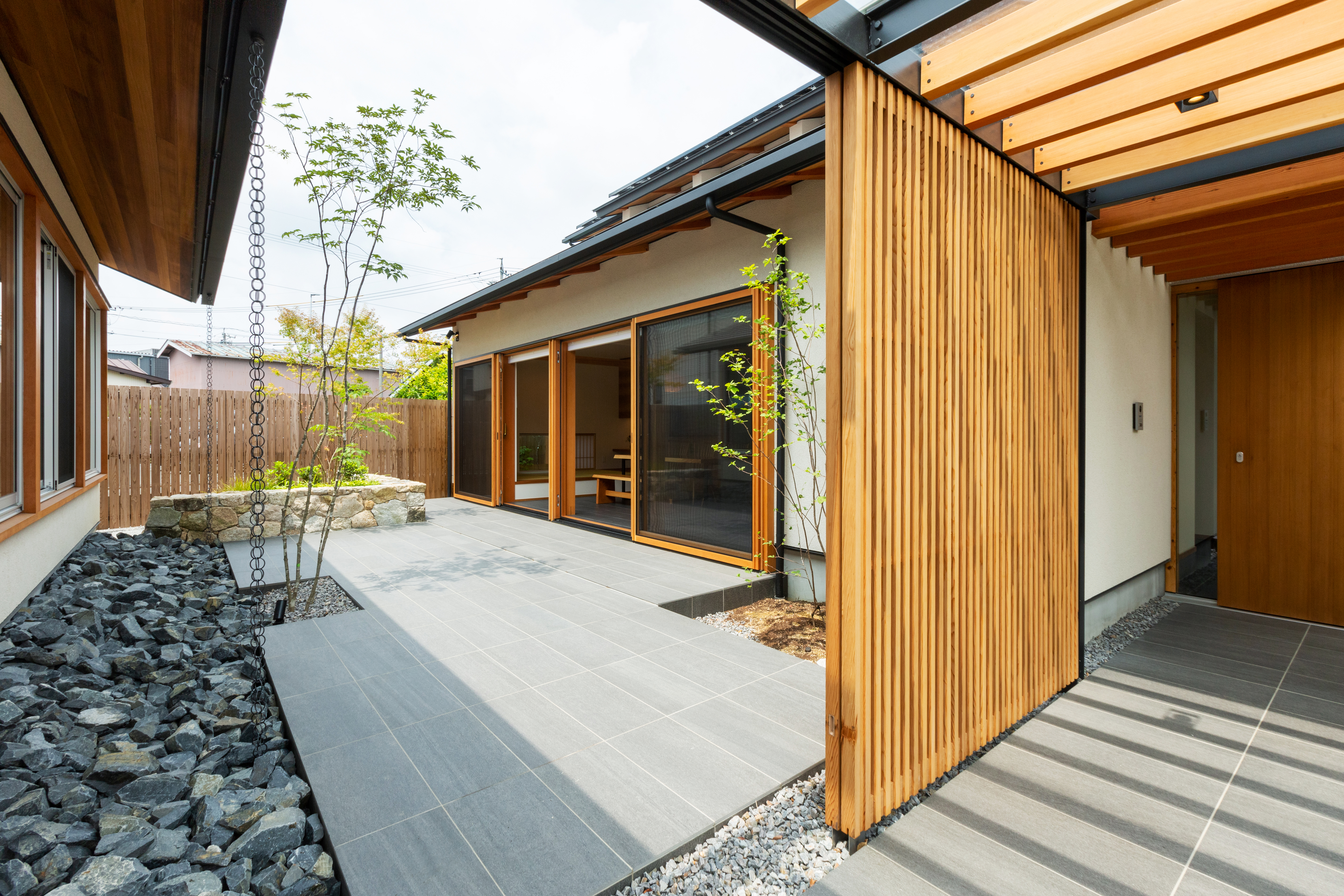 ダイニングキッチンに隣接するゆったりとした中庭。木々が季節ごとの移ろいを演出する。