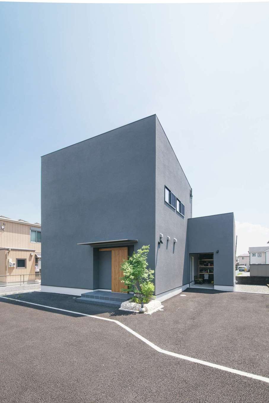 静鉄ホームズ【デザイン住宅、間取り、インテリア】ほとんど窓がない無機質な外観デザイン。右奥がインナーガレージ