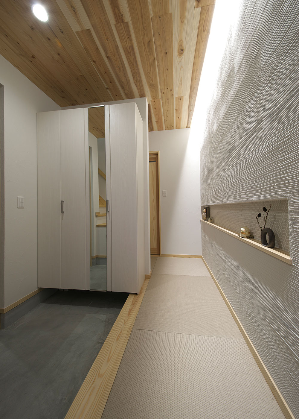 あすなろ設計事務所【自然素材、狭小住宅、ガレージ】ニッチは和の雰囲気に合う六角形のタイルを。奥が洗面へとつながる