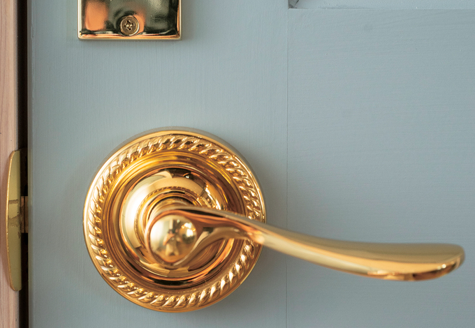 富士ホームズデザイン｜ドアの取っ手も、本場の空気感を確かなものにする大切なパーツ