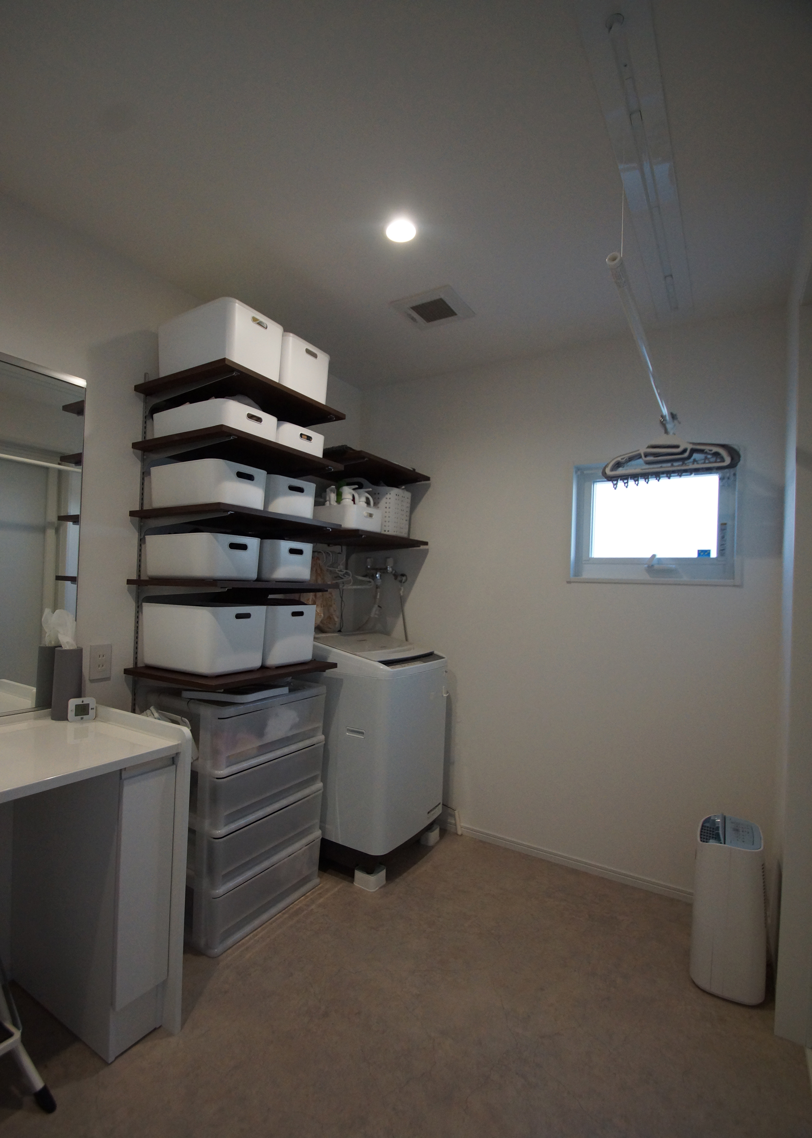 吉川住建【デザイン住宅、収納力、間取り】ゆったりとした洗面脱衣室。あらかじめ何をどこに収納するかを決めておき、BOXのサイズに合わせて棚を造作した