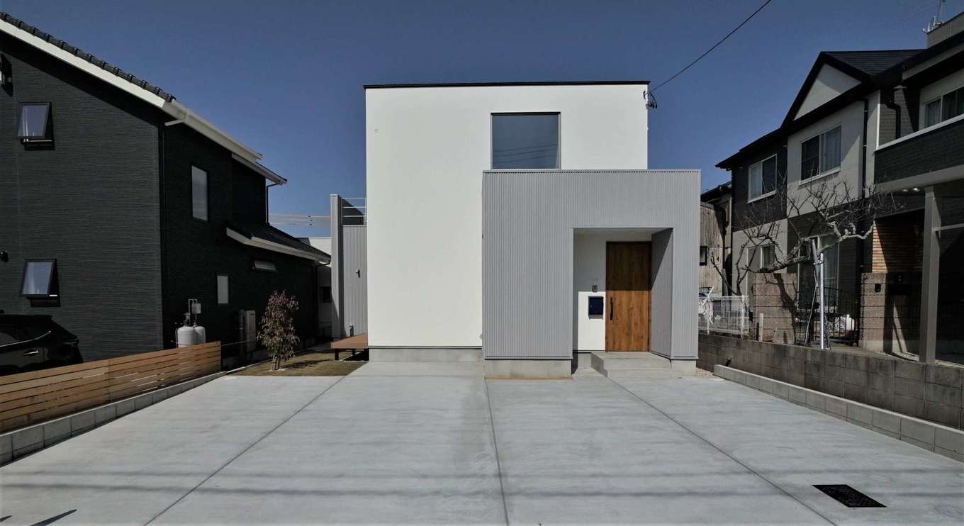 RIKYU 一級建築士事務所【収納力、夫婦で暮らす、建築家】通気性と伸縮性があり、ひび割れしないスタッコフレックスの塗り壁とグレーのサイディングを組み合わせたシンプルモダンな外観。2階吹抜けの大きなFIX窓からたっぷりの光を取り込む