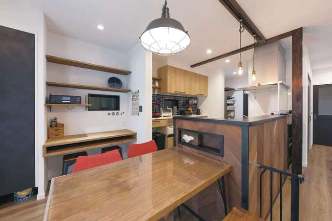 ダイニングの後ろはスタディコーナー。勉強道具を入れられる箱型のカウンターとし、壁はマグネットウォールでプリントなどを貼ることができる