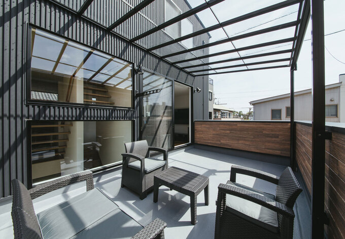 2階リビングの大窓越しにつながるテラスは屋根付き。雨の日も安心して洗濯物が干せると奥さまも大満足。周囲の家からの視線も気にならないため、ホームパーティーも心ゆくまで楽しめるという