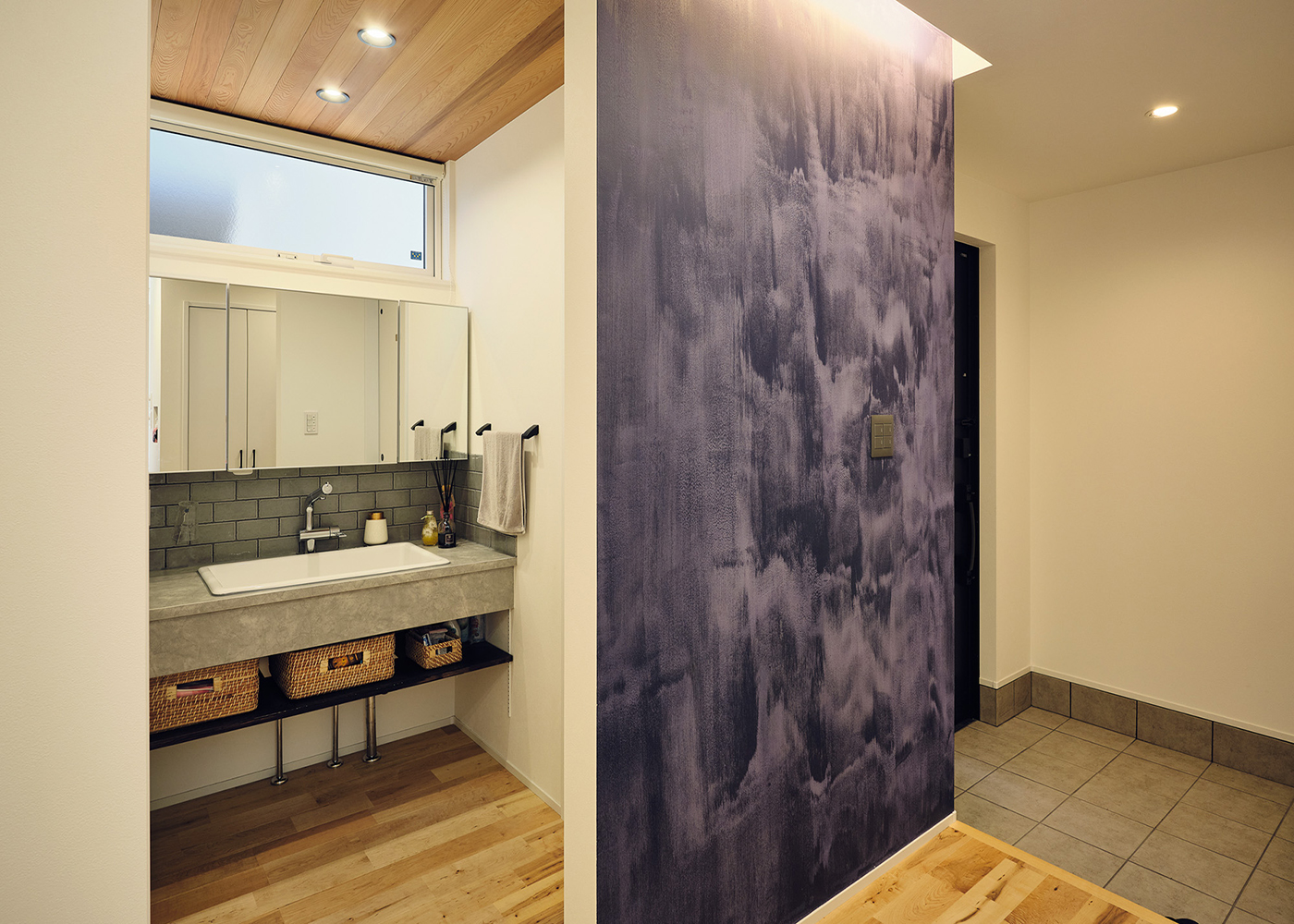 平屋建築ブルーハウス【デザイン住宅、間取り、ペット】玄関ホール脇に設けた便利な洗面スペース