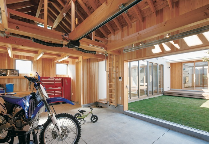 ご主人のバイク4台と整備用のスペースも確保したガレージ