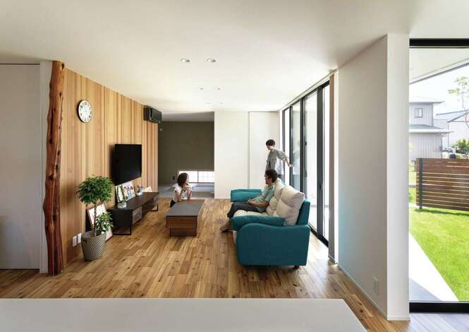 庭と室内を自由に行き来。柱の一部に旧家の素材を使うなど、思い出をアレンジして散りばめた