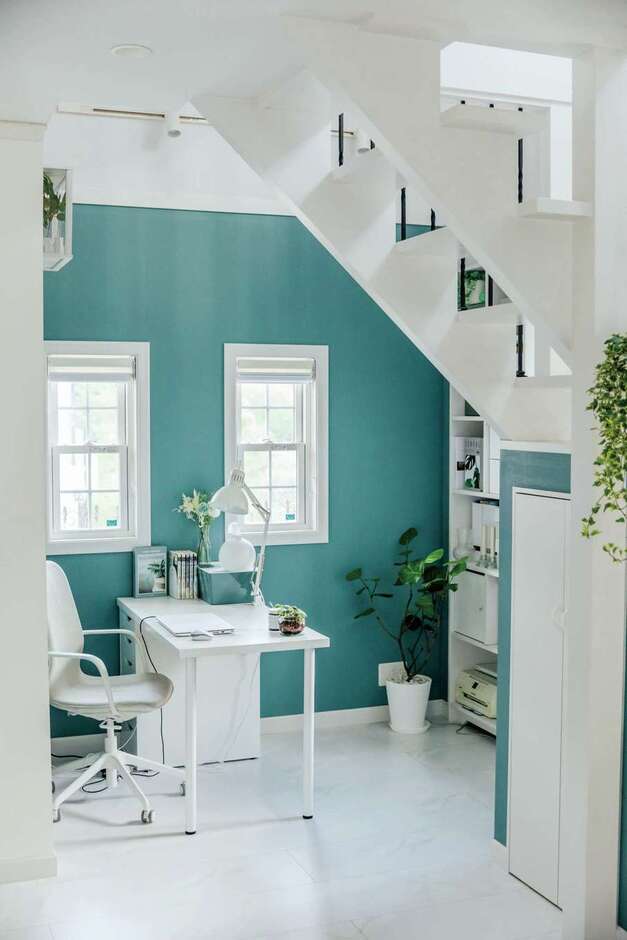 奥さまのワークスペース。ブルーグリーンのクロスは、世界カラーオブ