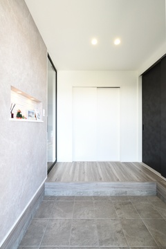 動線にあえてドアをつけて来客時の目隠しに。シンプルでスッキリとした印象の玄関