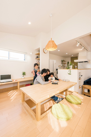 ダイニングには子ども達 のデスクスペースも。ペンダントライトは「ヤコブソン・ランプ」