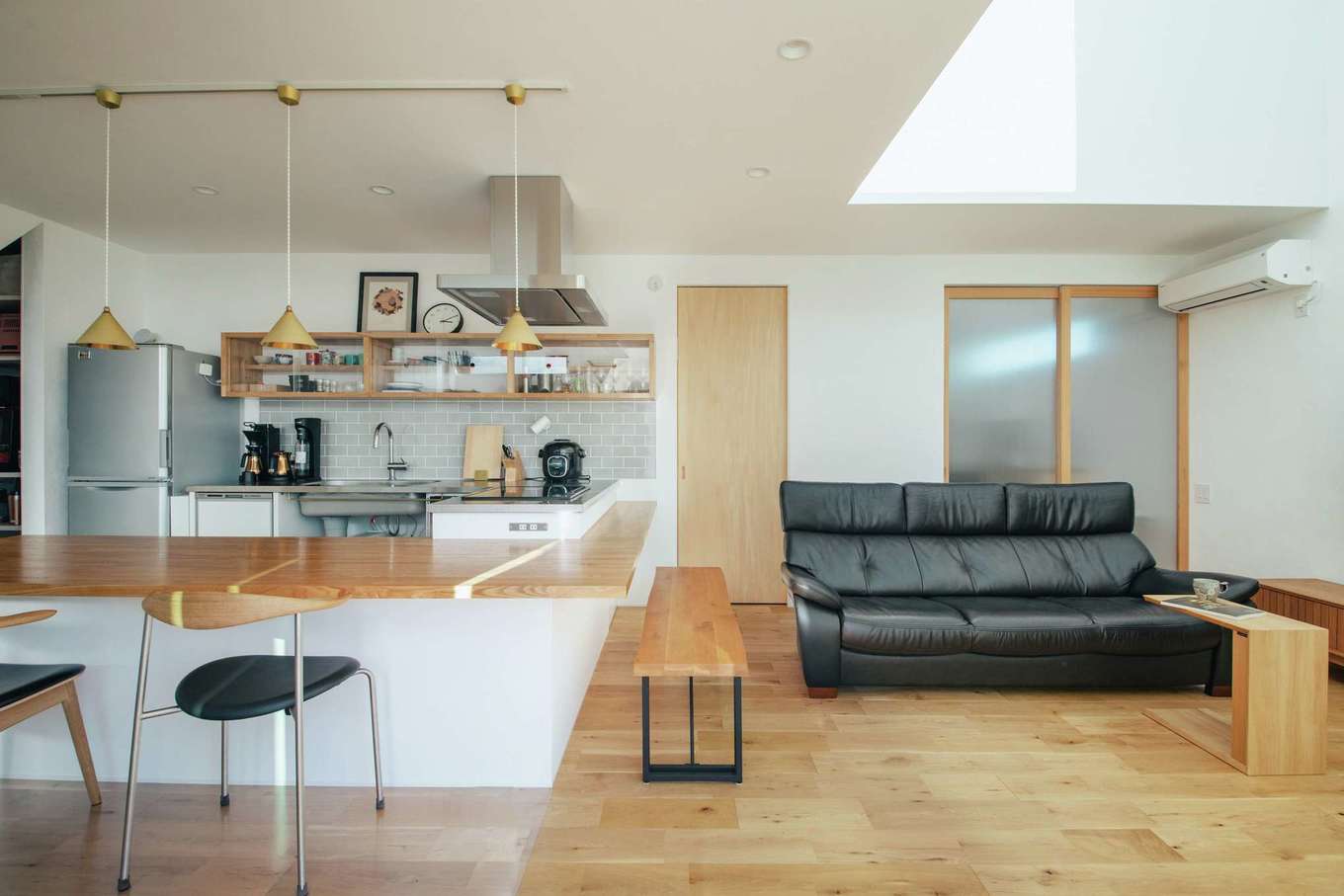  ソラマド浜松【デザイン住宅、子育て、間取り】「カフェみたいでおしゃれ！」と友達から絶賛されるダイニングキッチン。ベンチ、椅子、ペンダントライトのセレクトがコの字型キッチンにぴったり合う