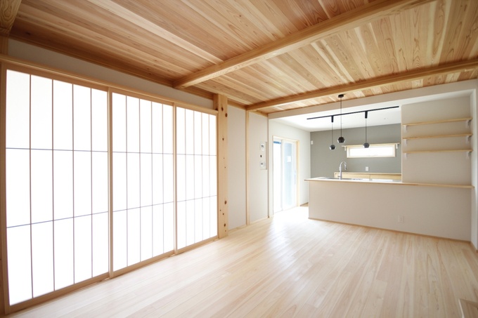 ≪完成見学会≫　　リビング　天井は杉材