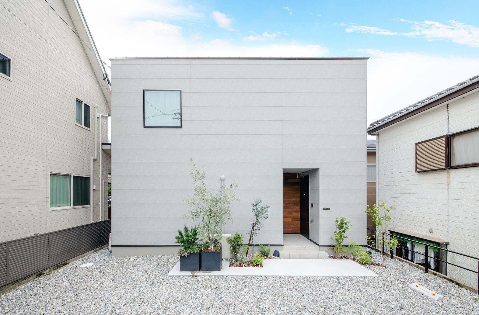 S.CONNECT（エスコネクト）【デザイン住宅、間取り、建築家】道路に面している外壁に窓は一つだけ。プライバシーを守りながら、中庭を通じて室内には光が届く