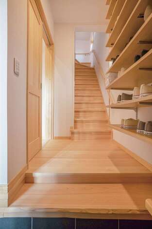 ご主人のスニーカーコレクションが並ぶシューズクローク。ロフトへ直行できる動線もあって便利だ