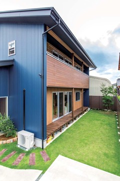 室内と庭をつなぐウッドデッキは、どうしても叶えたかった要望の1つ。『福工房』の建物は軒が深いので、ベランダの洗濯物も少々の雨なら濡れずに済む
