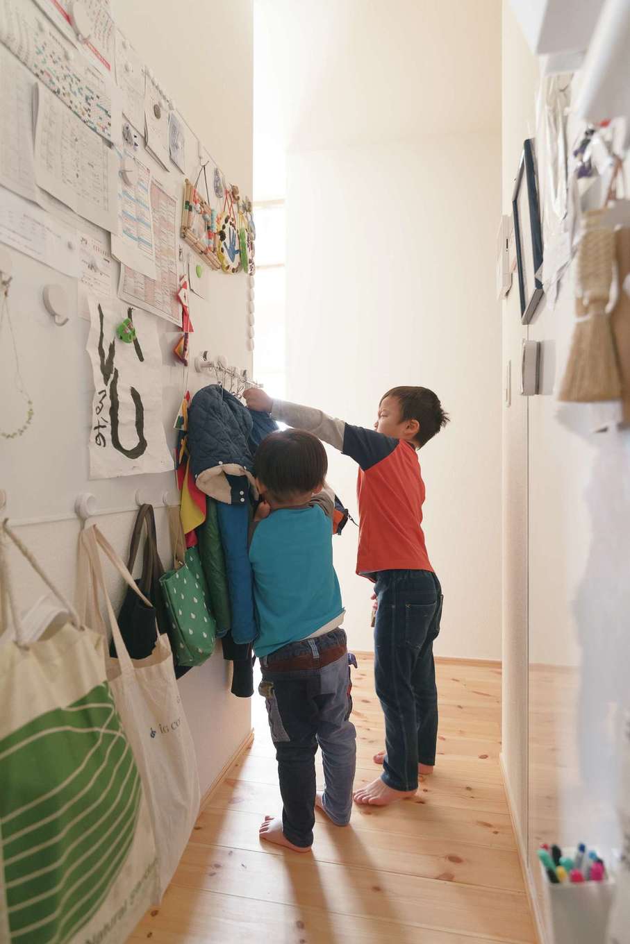 Casa（カーサ）【子育て、間取り、平屋】キッチン横にも壁一面のホワイトボードが。上着はココ！