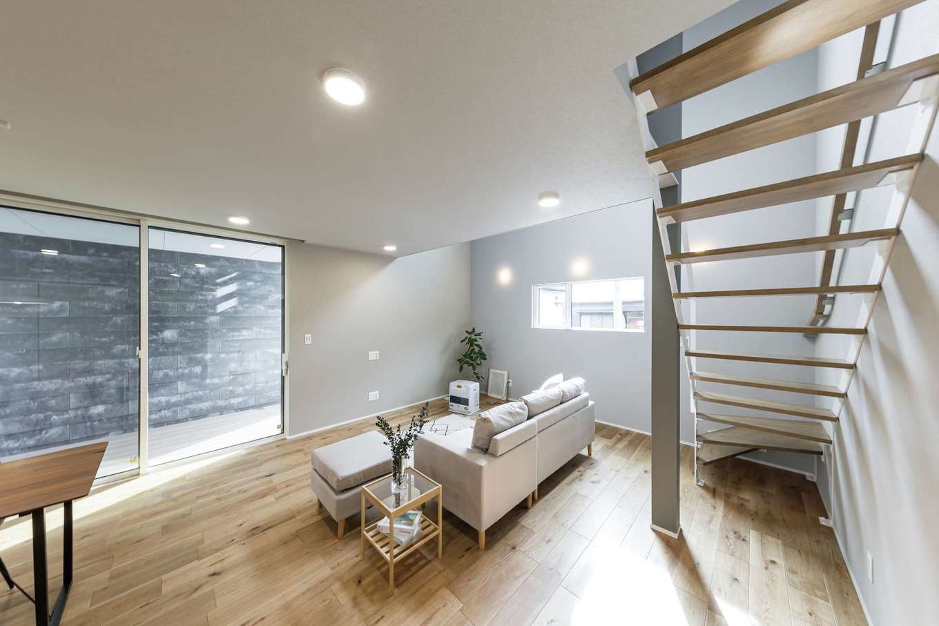 Gate air house/阿部住宅【デザイン住宅、省エネ、間取り】吹抜けと中庭から光が射し込む明るいLDK。スケルトンの階段に目線が抜けていくので圧迫感がない