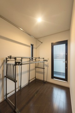 ２階のベランダに通じる家事室は、雨の日の洗濯物干しに利用。乾いたら、２階にある主寝室のクローゼットや子ども部屋へ即デリバリーでき楽々