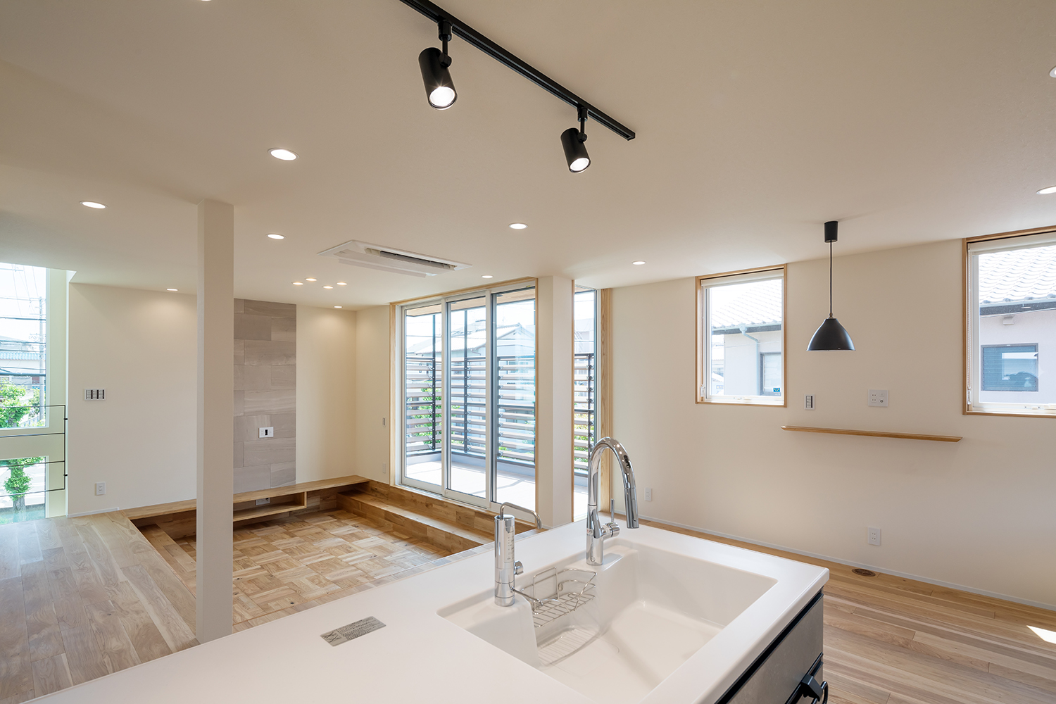 tact design firm【デザイン住宅、間取り、スキップフロア】広々としたLDK。キッチンからリビングまで見渡せる開放的な設計で、家族が集まりやすい空間が整えられている