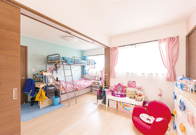 アフターホーム【1000万円台、子育て、間取り】引き戸で仕切る子ども部屋。いずれは2部屋として使うが、遊びたい盛りの今は、広々空間として兄弟が仲良く共有