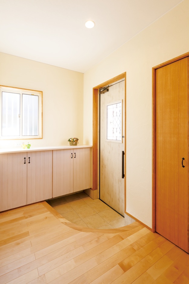 エコハウジング【収納力、自然素材、間取り】明るい玄関ホール。シューズクローク、建具もすべて職人の手づくり