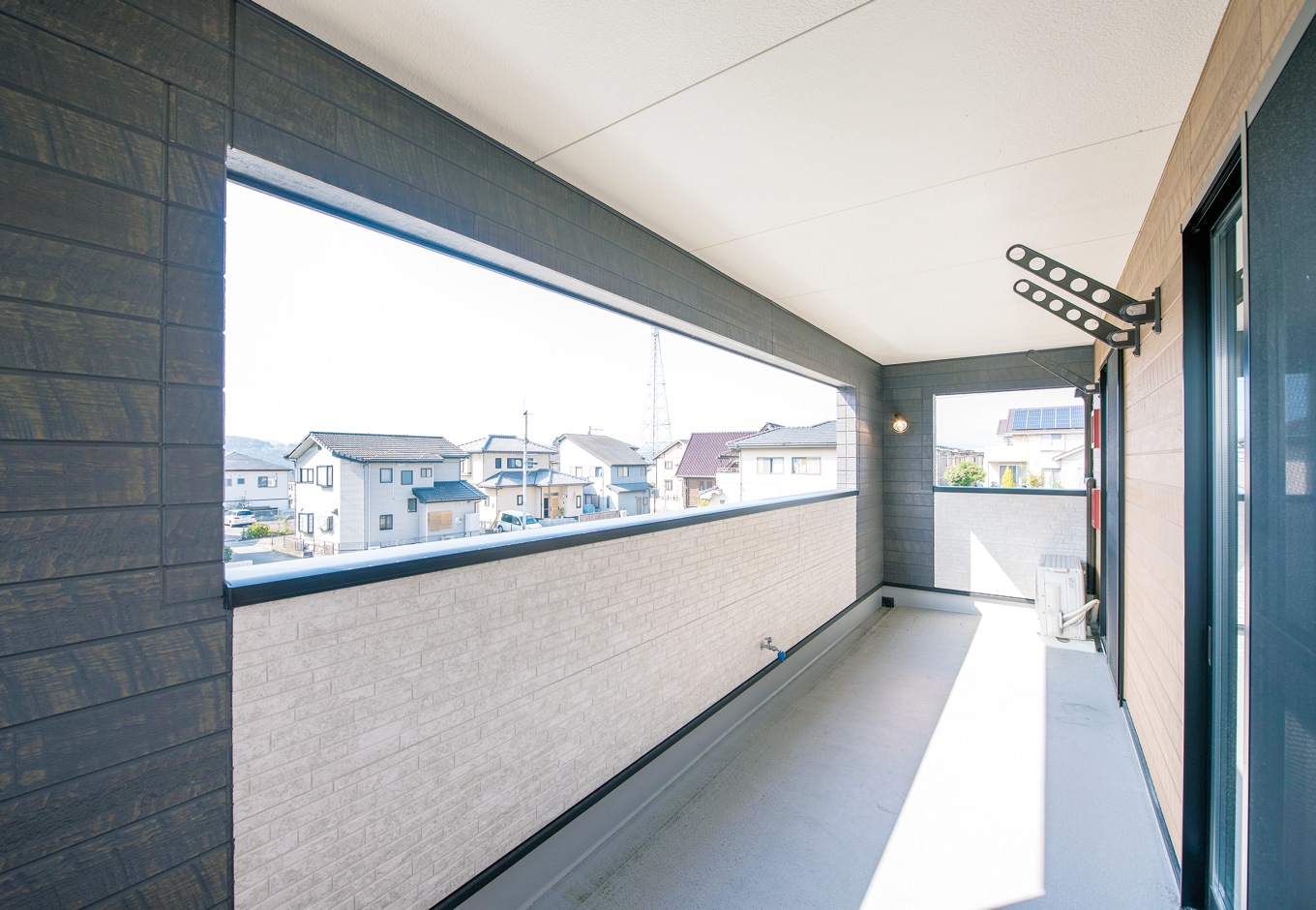 アフターホーム【1000万円台、デザイン住宅、子育て】屋根を付けたいという奥さまの希望で誕生したインナーバルコニー。大きな開口部で採光を確保しつつ、雨の日の洗濯物も安心