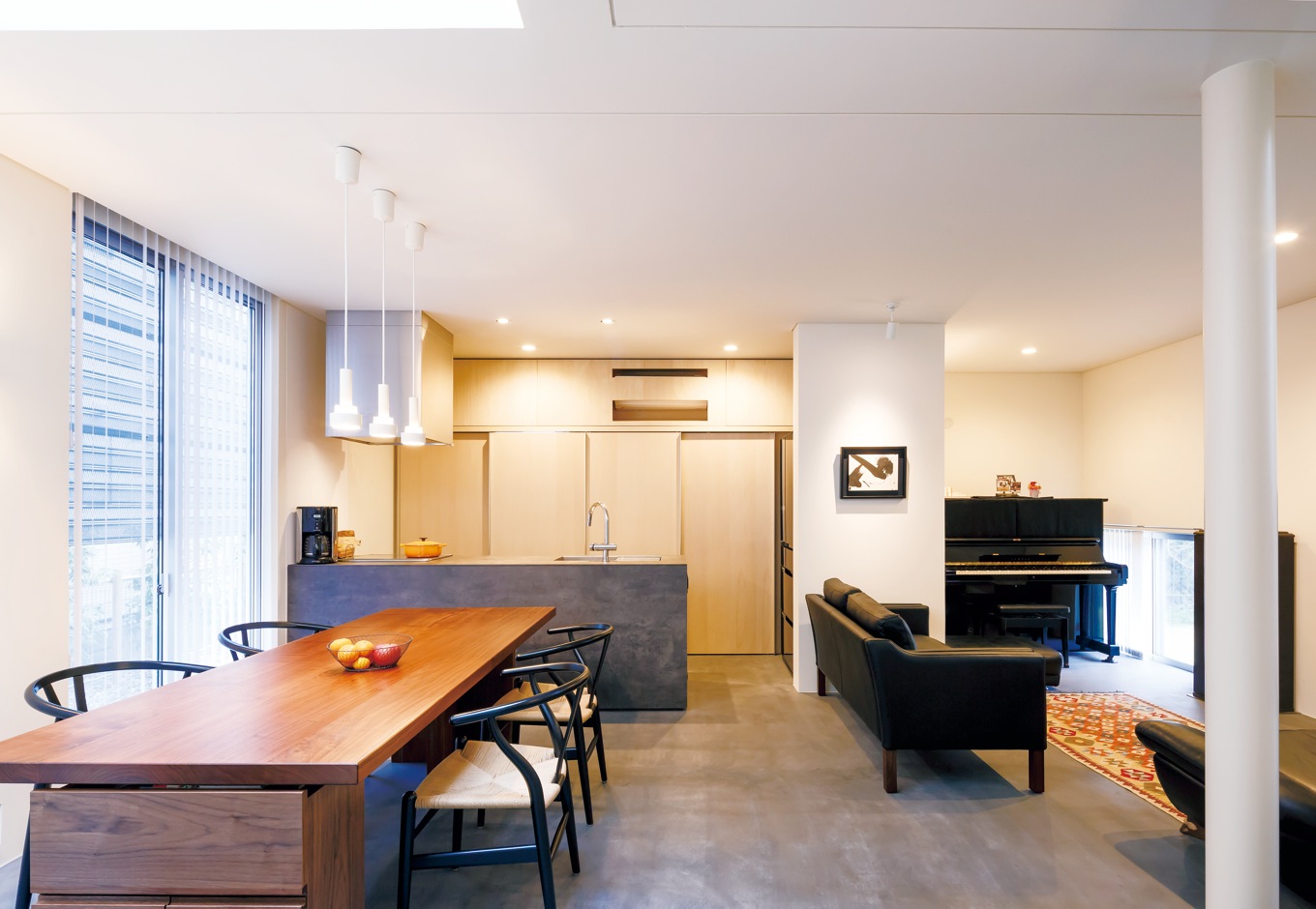 MABUCHI【デザイン住宅、建築家、鉄骨鉄筋コンクリート構造】シンプルで無駄のない空間に、Yチェアと水墨画 がベストマッチ