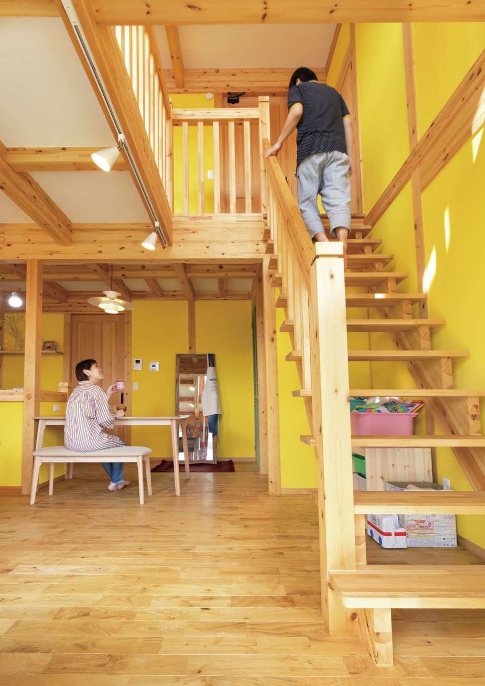 サイエンスホーム【子育て、自然素材、間取り】家族のつながりを育む吹抜け。これほど大きな空間があっても上下階の温度差がなく、外張り断熱の効果で外気温の影響も受けないため、快適に過ごせる