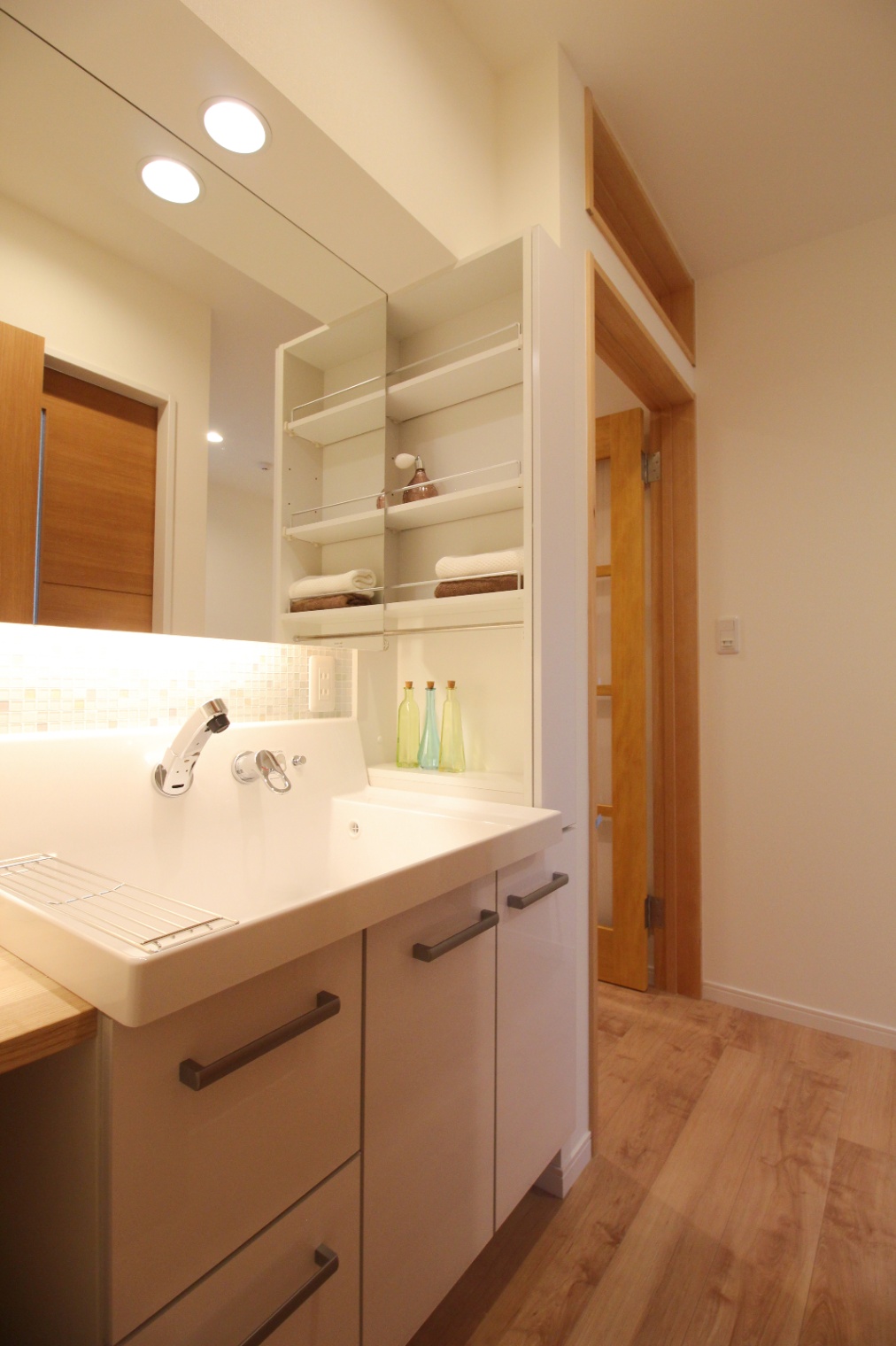 小野田産業～designers house project～｜明るく清潔感のある洗面スペース。収納棚もあり、タオルや小物を整理整頓できるデザイン。