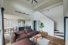 リビング階段を上がると6畳の小屋裏収納へ。階段下のデッドスペースを活かしてワンちゃん専用の空間に