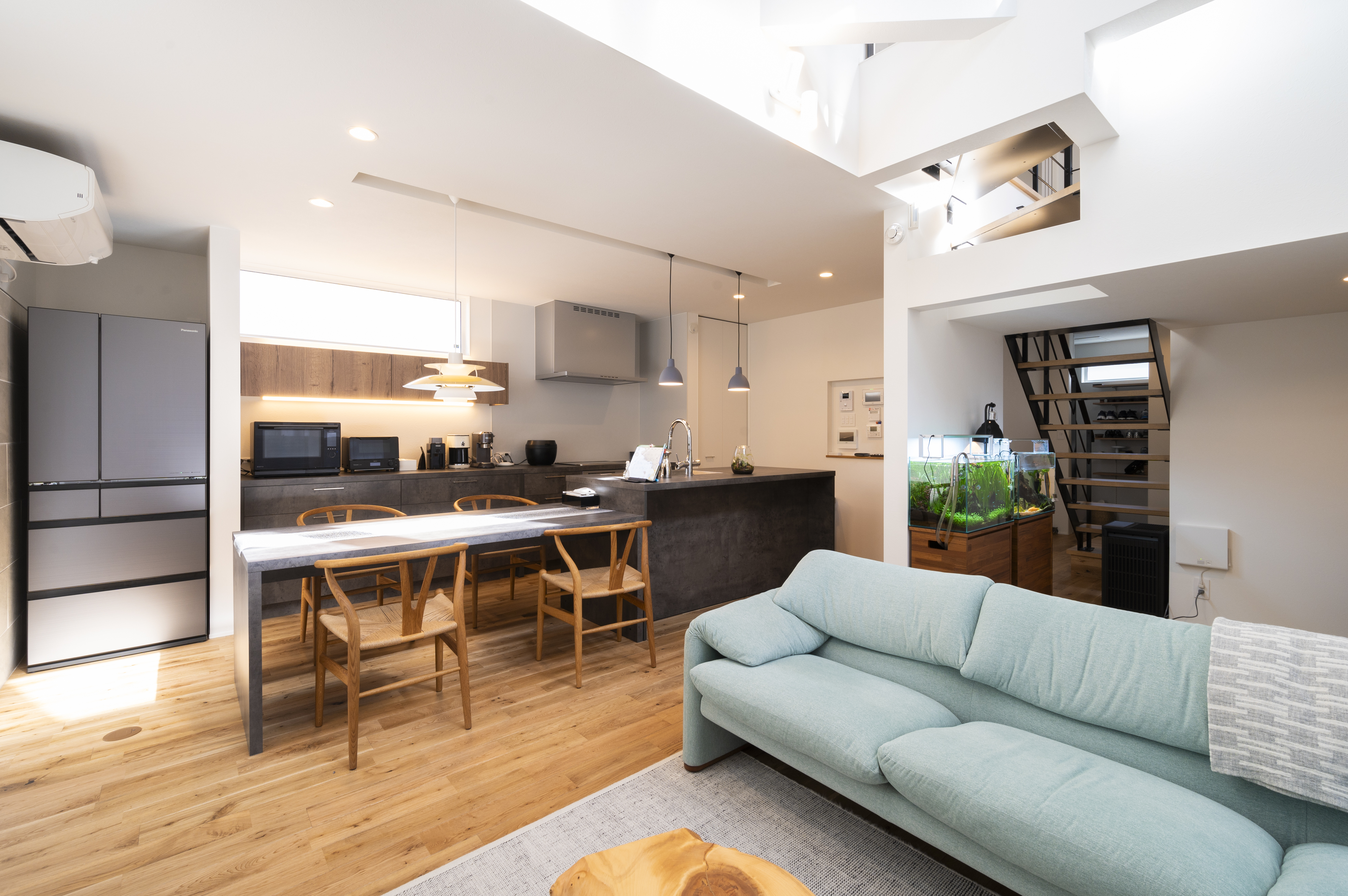 オネストアーク｜開放感あふれるLDK空間。シンプルなデザインのキッチンやダイニングが調和し、くつろげるリビングスペースが特徴的である。