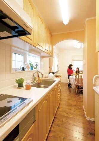 キッチンは独立型を採用し、背面にパントリーを配置した。リビングからキッチン、洗面へと通り抜けでき、家事動線もスムーズ