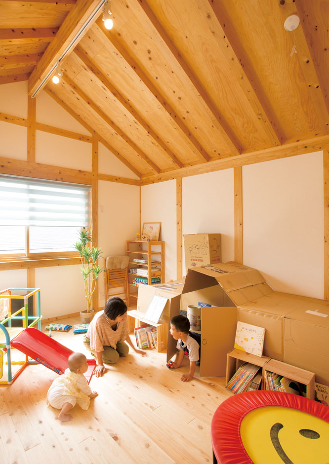 サイエンスホーム【1000万円台、自然素材、平屋】子ども部屋には既製品の遊具だけでなく、ダンボール箱で作ったトンネルも設置した。費用がかからず、場所も取らず、エコにも貢献。自分の好きな形に何度でも作り直すことができるので、子どもの知恵・創造力・表現力を育んでくれる。成長したら簡単に処分できるのもありがたい。自然派志向の夫妻ならではのアイデアだ