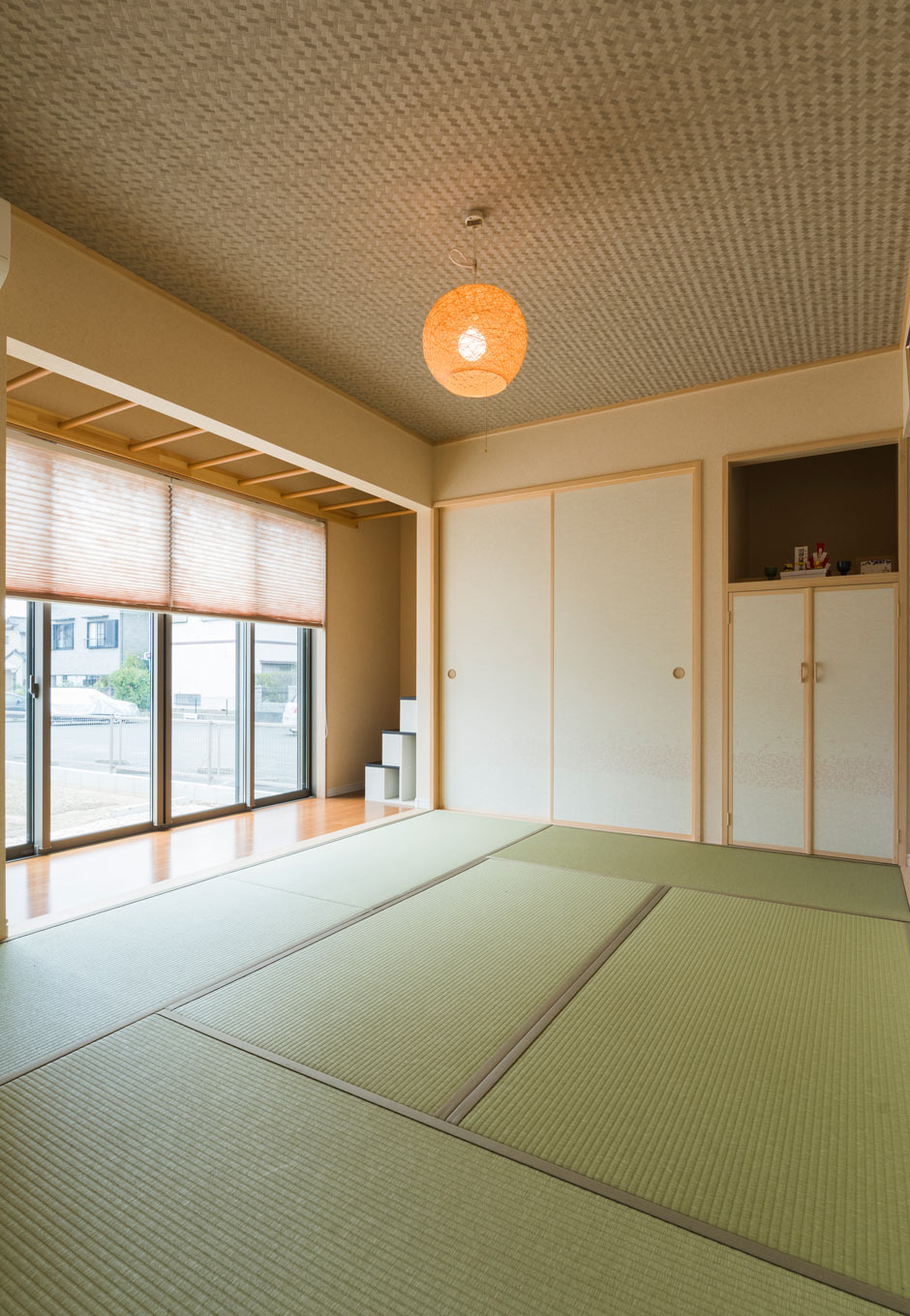 誠一建設【子育て、収納力、間取り】日本家屋の懐かしさを伝える縁側のある6畳の和室。右手奥は物入れも完備され、神棚の下も収納に。縁側につくられたうんていは、子どもたちの遊び用と物干しを兼ねたもの