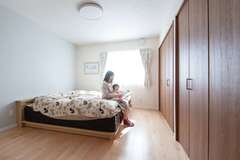 玄関ホール直結の寝室は、出入りのしやすさやトイレへの距離、 LDK入り口にある冷蔵庫への移動距離まで考え抜かれている。年を重ねても暮らしやすく、安心して過ごせるはず