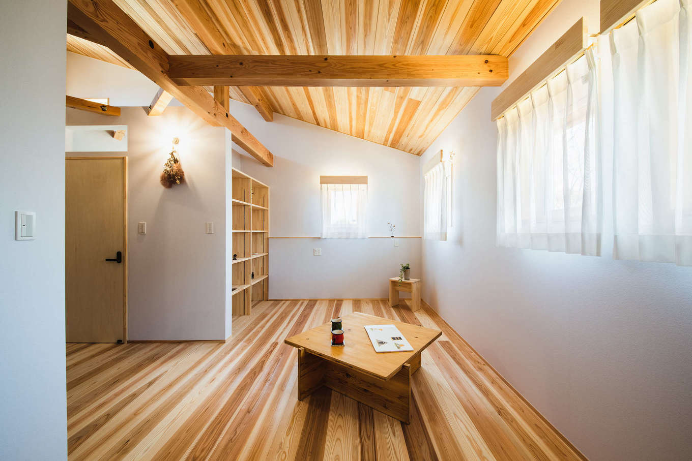 KANAZAWA STYLE/金澤建築【収納力、自然素材、平屋】子ども部屋は子どもが小さいうちは広いワンルームとして使い、思春期になったら間仕切りも可能。収納棚にあえて扉をつけず、空間を広く見せるように配慮した