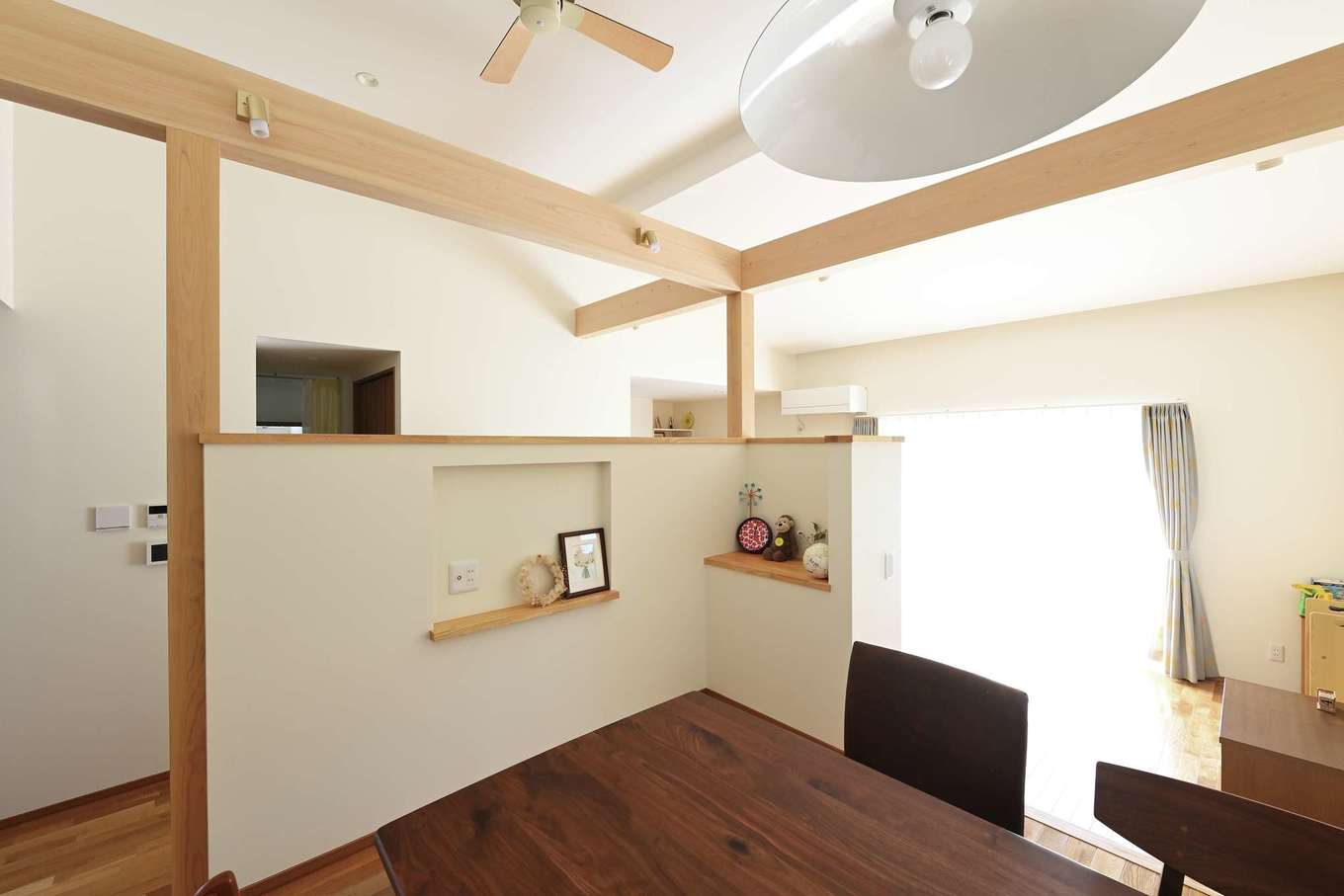 Yamaguchi Design 【間取り、平屋、スキップフロア】リビングとダイニングの間に間仕切り壁を設け、緩やかにゾーニング