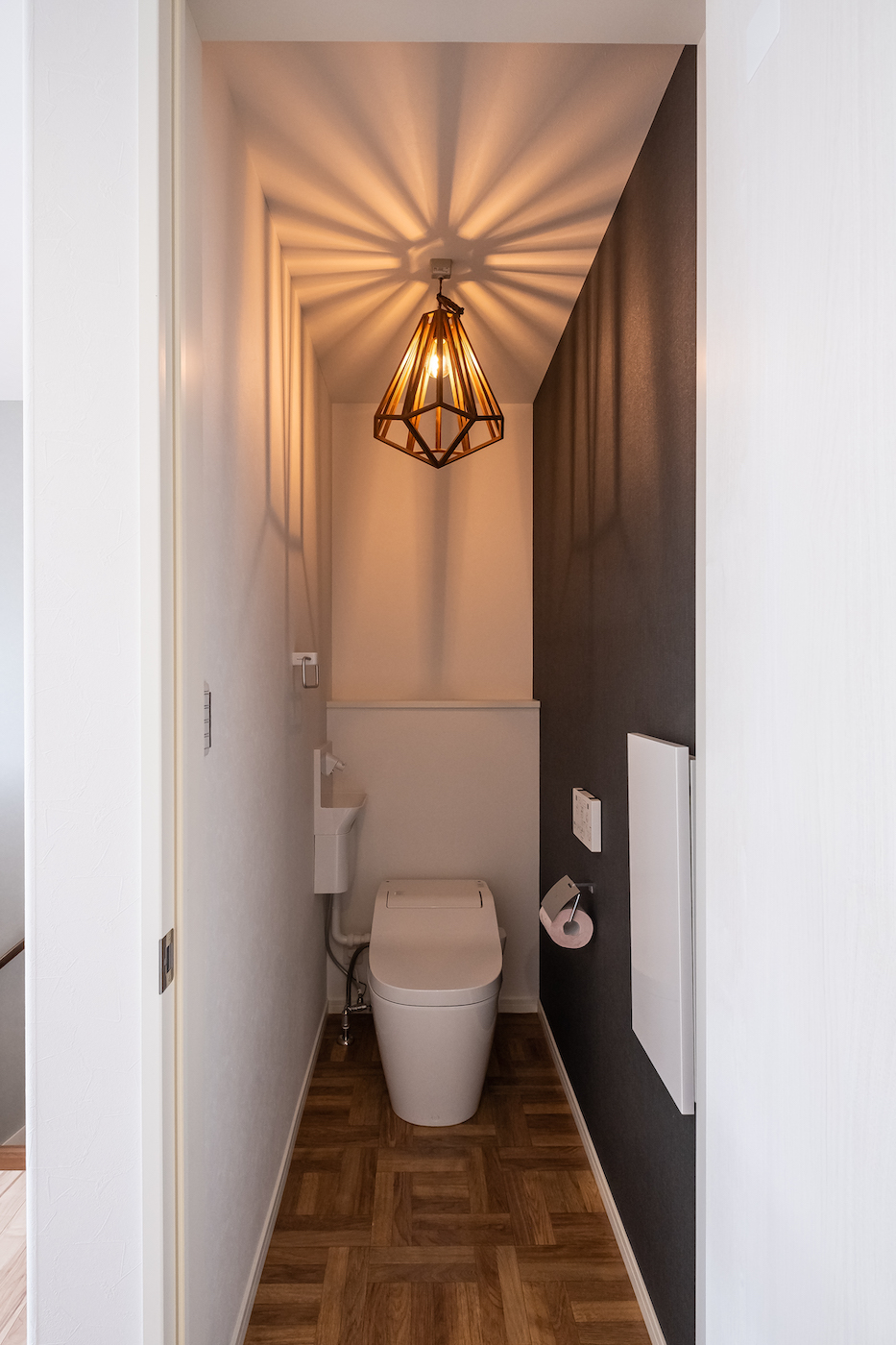 イデキョウホーム【子育て、収納力、省エネ】2階にもトイレを設けた。タンクレスなら省スペースが叶えられる